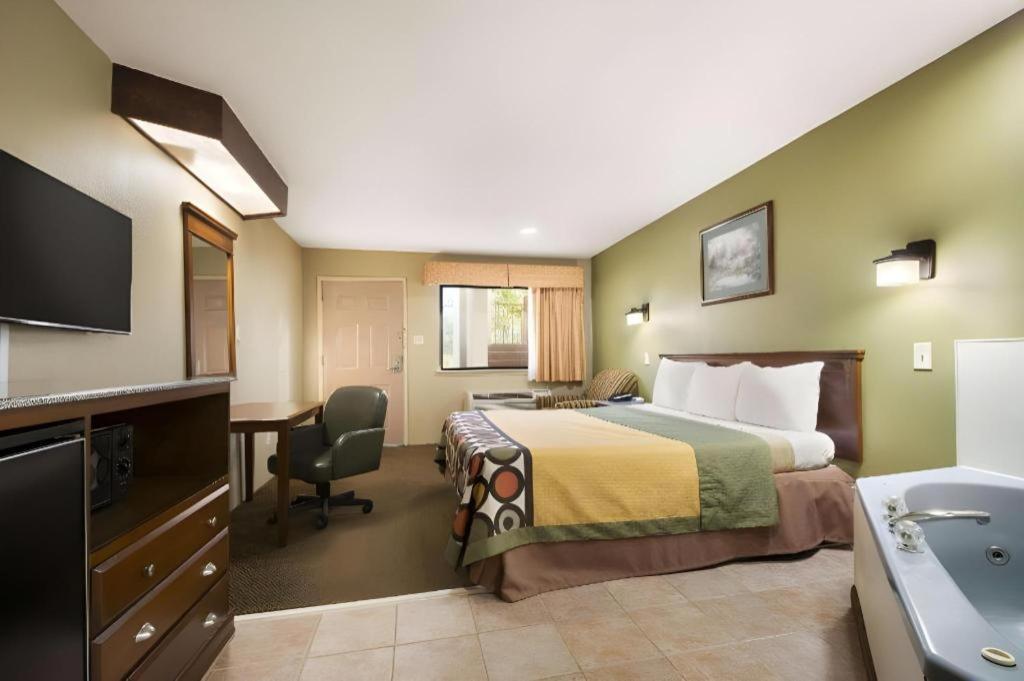 Super 8 By Wyndham Baton Rouge/I-12 Hotel Exterior photo
